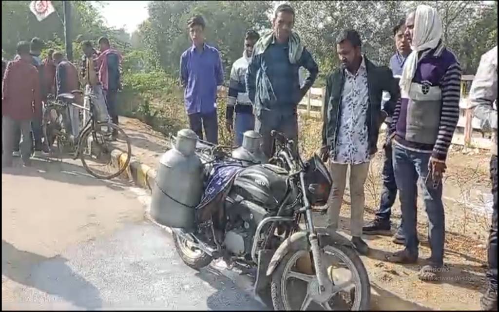 राजघाट पर दूध की जांच करने पहुंचे थे खाद्य सुरक्षा अधिकारी, दूधवाले ने दूध का सैंपल देने से किया इंकार
