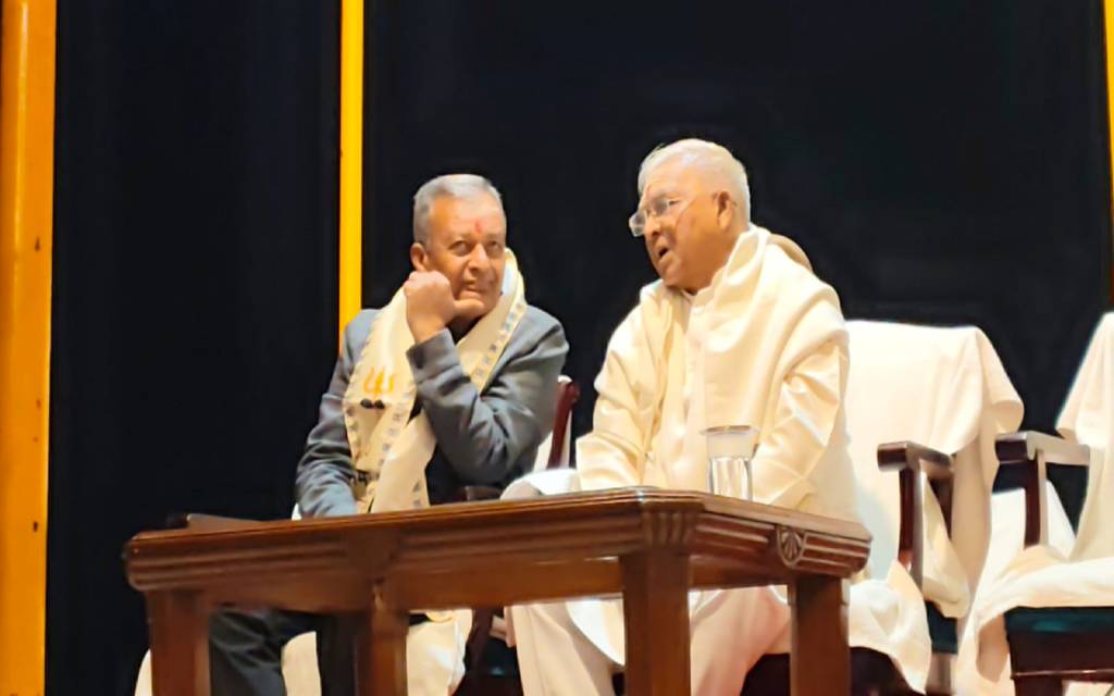 गंगा आरती में शामिल हुए MP के राज्यपाल, वैदिक रीति से मां गंगा का किया पूजन