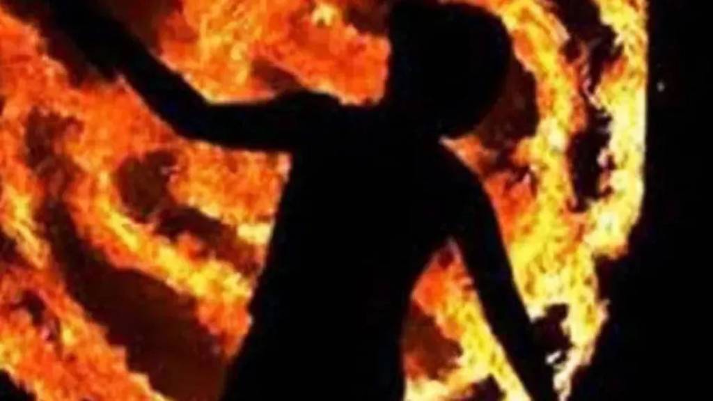बुजुर्ग महिला ने खुद पर डीजल छिड़क लगाई आग