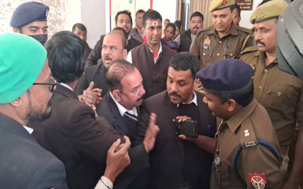 Varanasi: अधिवक्ताओं ने किया पुलिस कमिश्नर ऑफिस पर जबरदस्त धरना- प्रदर्शन