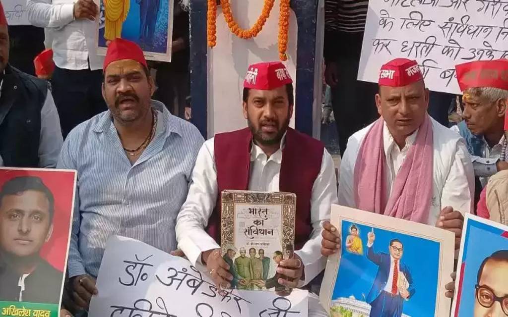 डॉ. भीमराव अंबेडकर गलत टिप्पणी पर अंबेडकर वाहिनी कार्यकर्ताओं ने किया विरोध प्रदर्शन