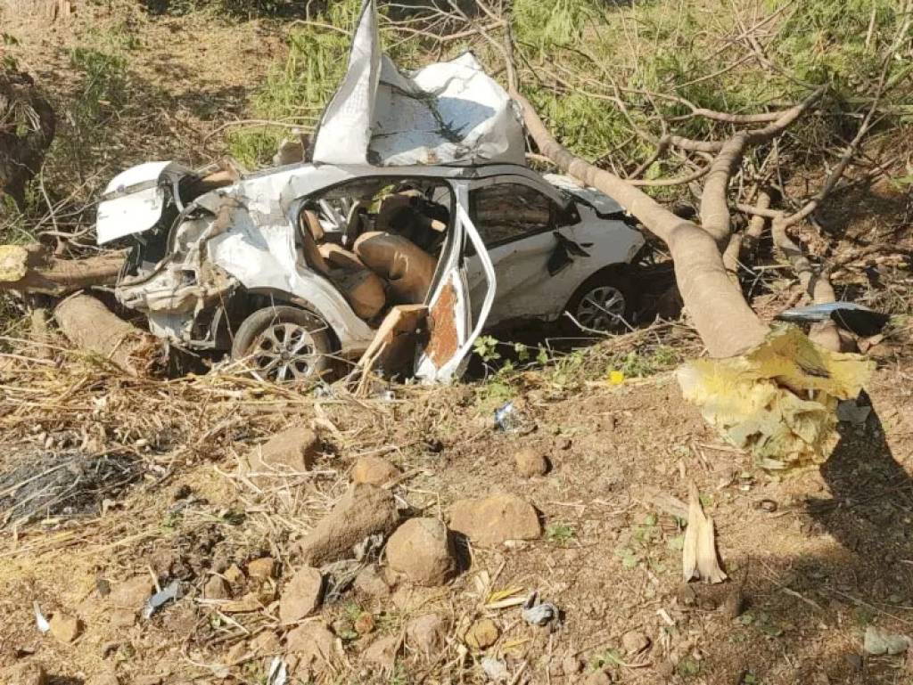 पेड़ से टकराकर गढ्ढे में गिरी कार:2 लोगों की मौत