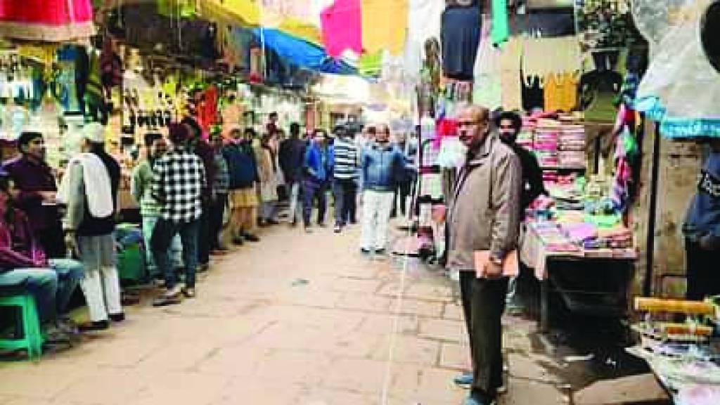 दालमंडी की 10 हजार दुकानों पर गरजेगा योगी का बुलडोजर
