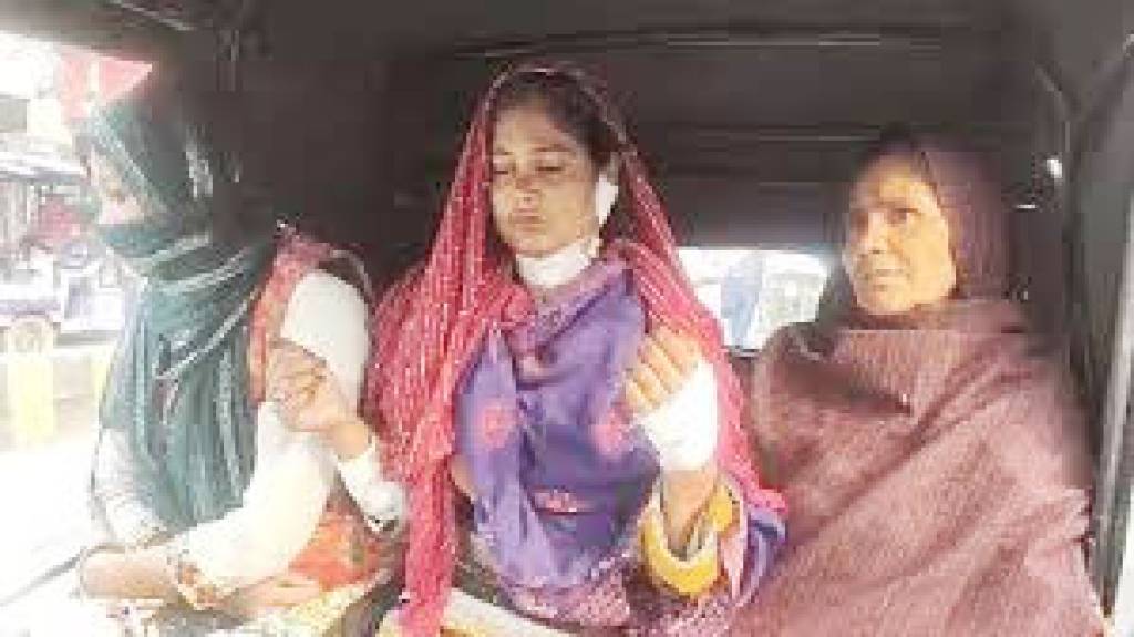 पत्नी ने कर्जा लेने से किया मना,तो पति ने गला-कान व हाथ पर कैंची से किए वार