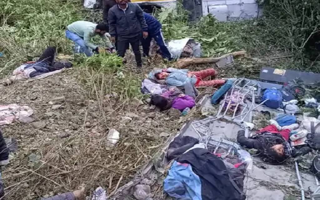 नैनीताल में 100 मीटर गहरी खाई में गिरी बस, एक बच्चे समेत 4 की मौत, 24 घायल