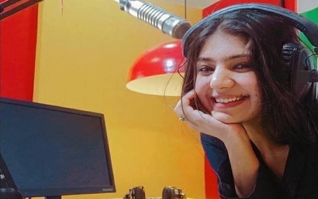 मशहूर RJ सिमरन सिंह ने किया सुसाइड: फ्लैट में फंदे से लटका मिला शव, नाम और शोहरत होने के बावजूद क्यों उठाया खौफनाक कदम