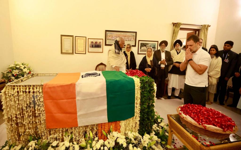 सोनिया, प्रियंका गांधी समेत दिग्गजों ने घर पहुंचकर दी श्रद्धांजलि, राहुल ने कहा मैंने अपना मार्गदर्शक खो दिया',