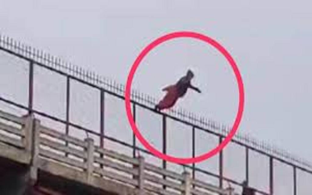 घरेलू कलह के चलते युवती ने पुल से गंगा नदी में लगा दी छलांग, गोताखोरों ने बचाई जान