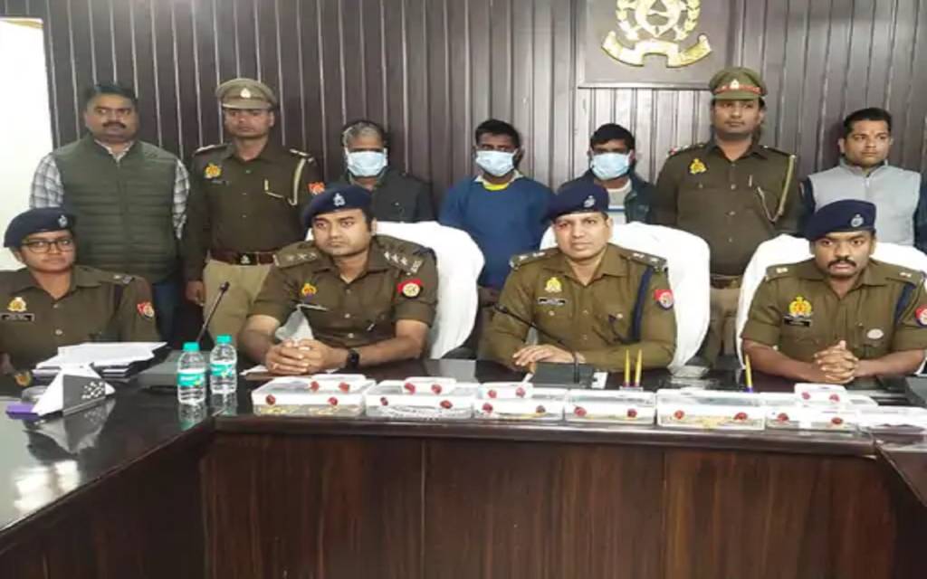 वाराणसी में मैरिज लॉन से लाखों के जेवरात व नकदी पार करने वाला गिरोह को पुलिस ने किया गिरफ़्तार