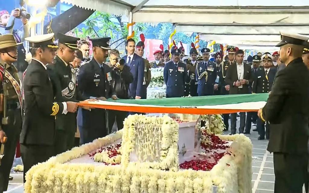 पंचतत्व में विलीन हुए मनमोहन सिंह, नम आंखों से देश ने दी अंतिम विदाई