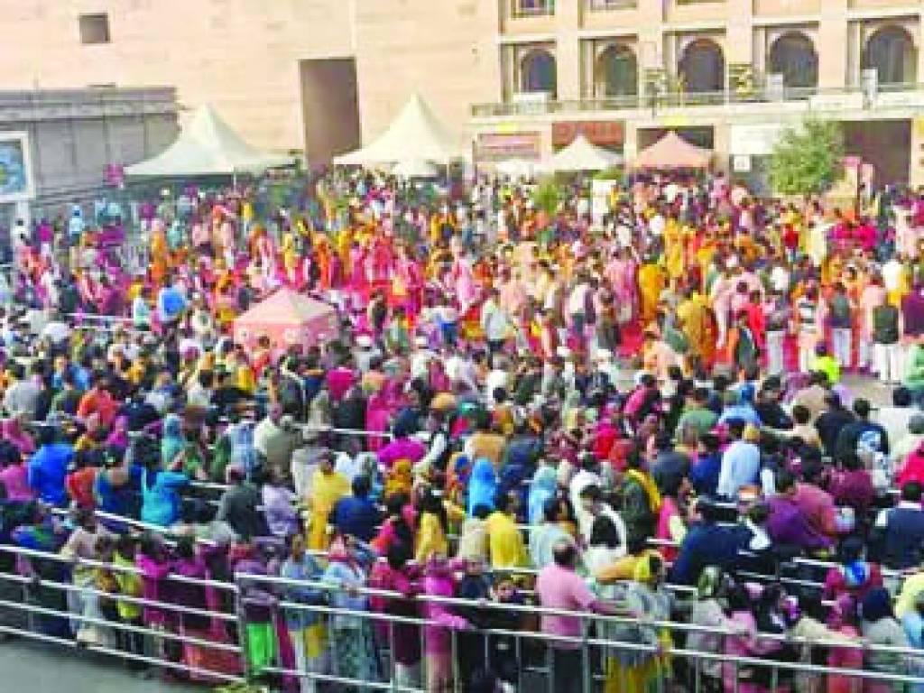नए साल के पूर्व ही बाबा धाम में उमड़ी भीड़