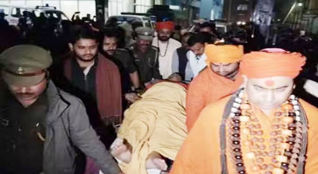 सड़क हादसे में आवाहन अखाड़े के महामंडलेश्वर अरुण गिरी समेत तीन घायल