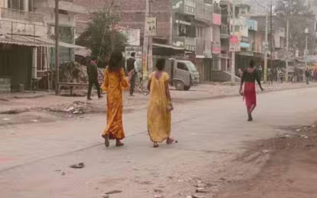 गाज़ीपुर में साथी की हत्या से नाराज किन्नरों का नग्न तांडव