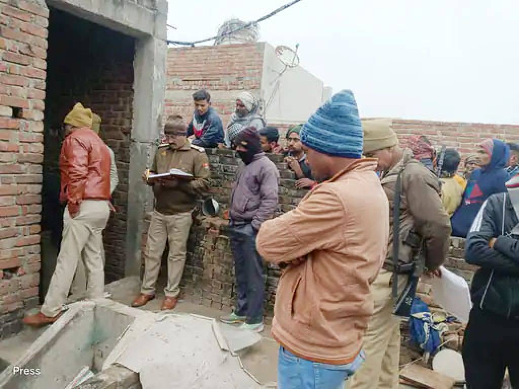 कमरे में मिला दंपती का शव: परिजनों में मची चीख-पुकार