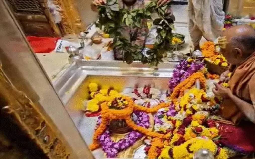 साल के पहके दिन काशी विश्वनाथ मंदिर में उमड़ा आस्था का सैलाब, परिसर में सुरक्षा व व्यवस्थाओं के विशेष इंतजाम