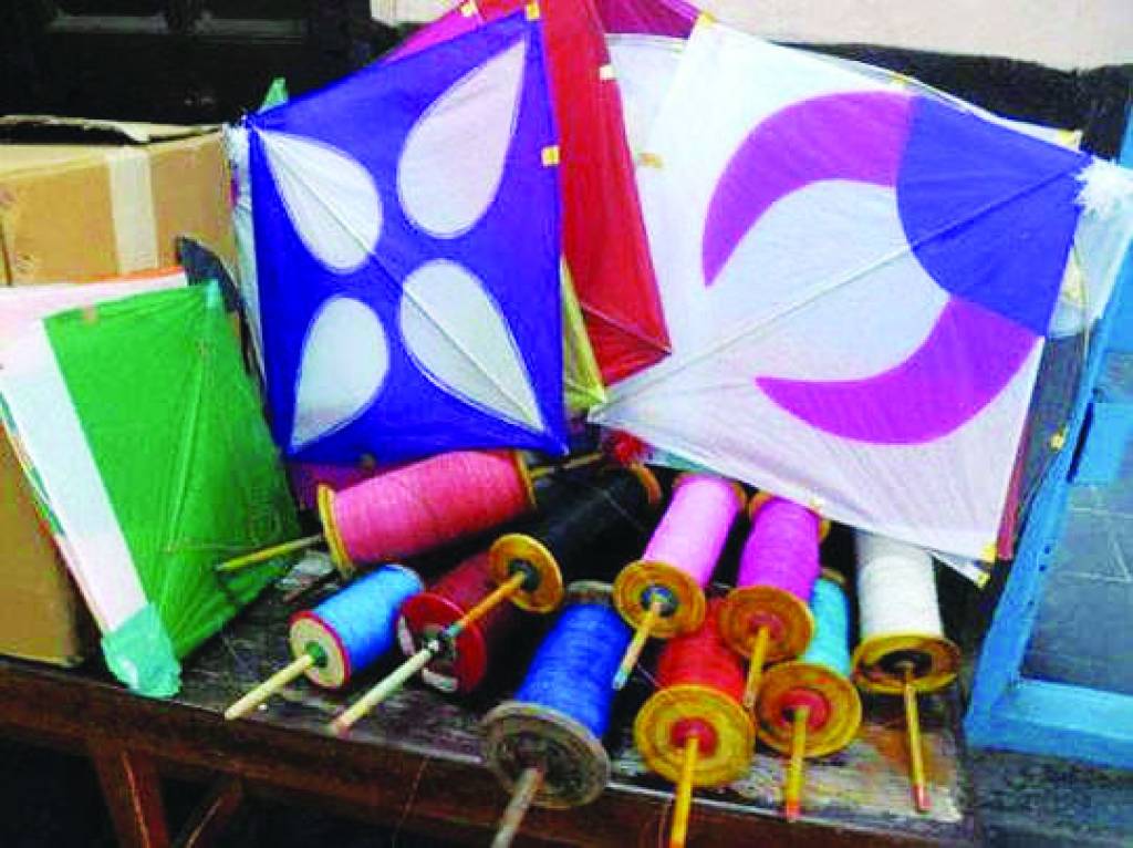 पतंगबाजी में कहीं कट ना जाए जीवन की डोर