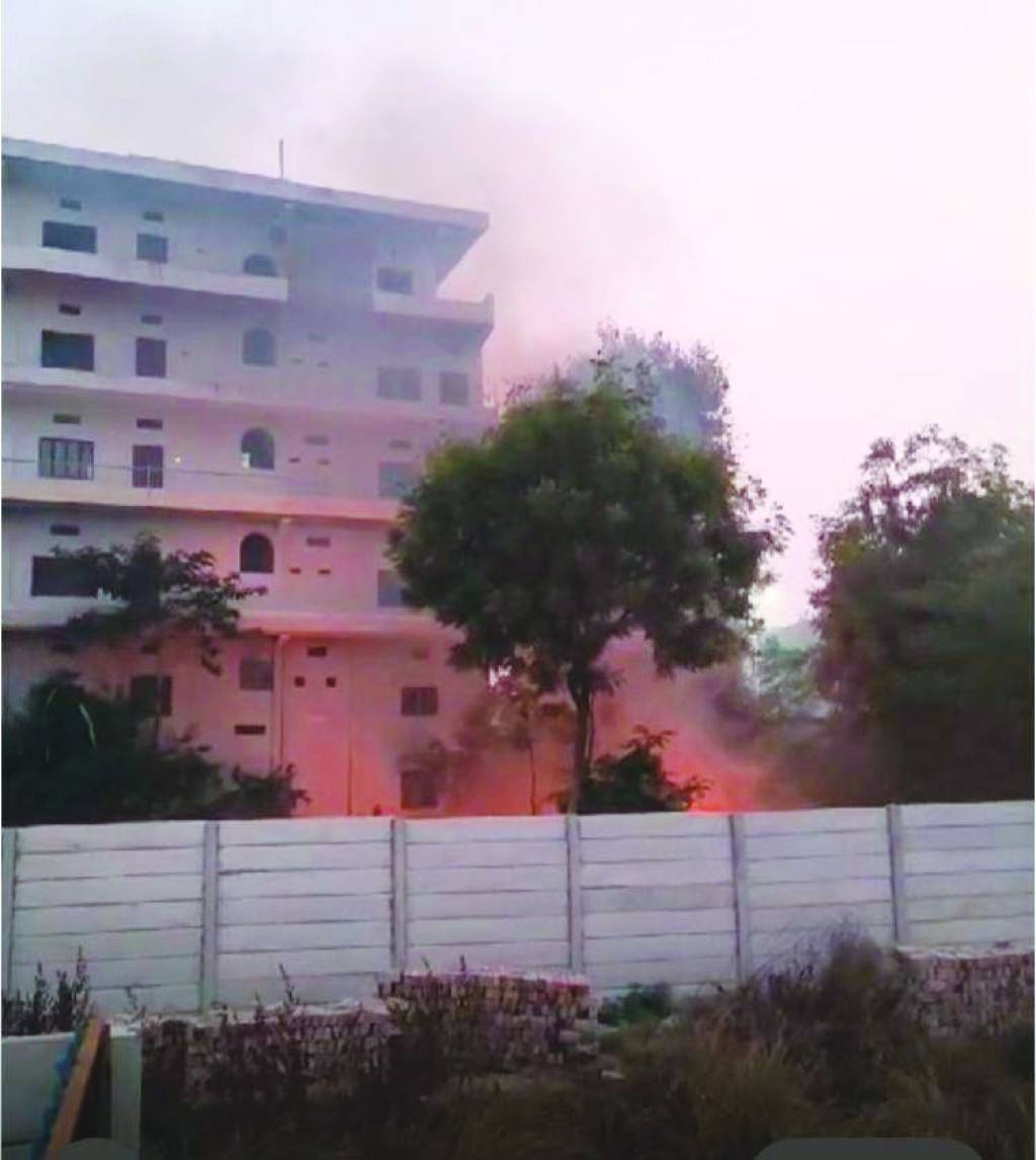 रिहायसी इलाकों में बड़े पैमाने पर चल रहा अवैध कबाड़ का धंधा