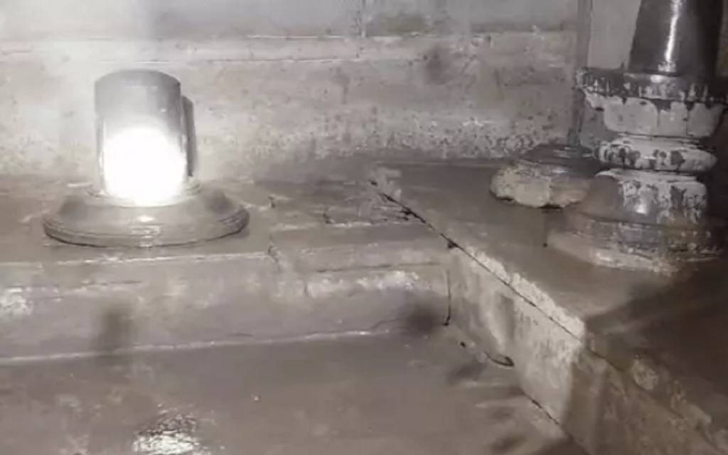 वाराणसी में खोला गया 250 साल पुराना मंदिर, 3 खंडित मिले शिवलिंग, 14 जनवरी के बाद होगा विधि विधान से पूजा