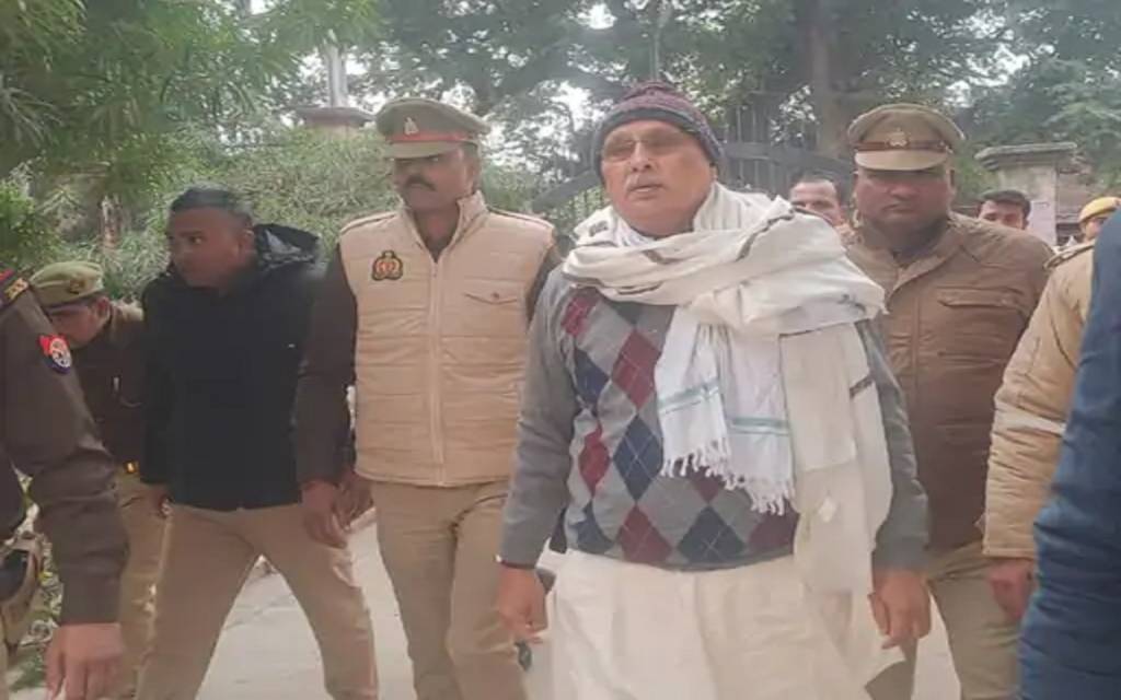 जहरीली शराब कांड मामले में कोर्ट में पेश हुए बाहुबली विधायक रमाकांत यादव, बोले- सपाइयों पर जुल्म कर रही सरकार
