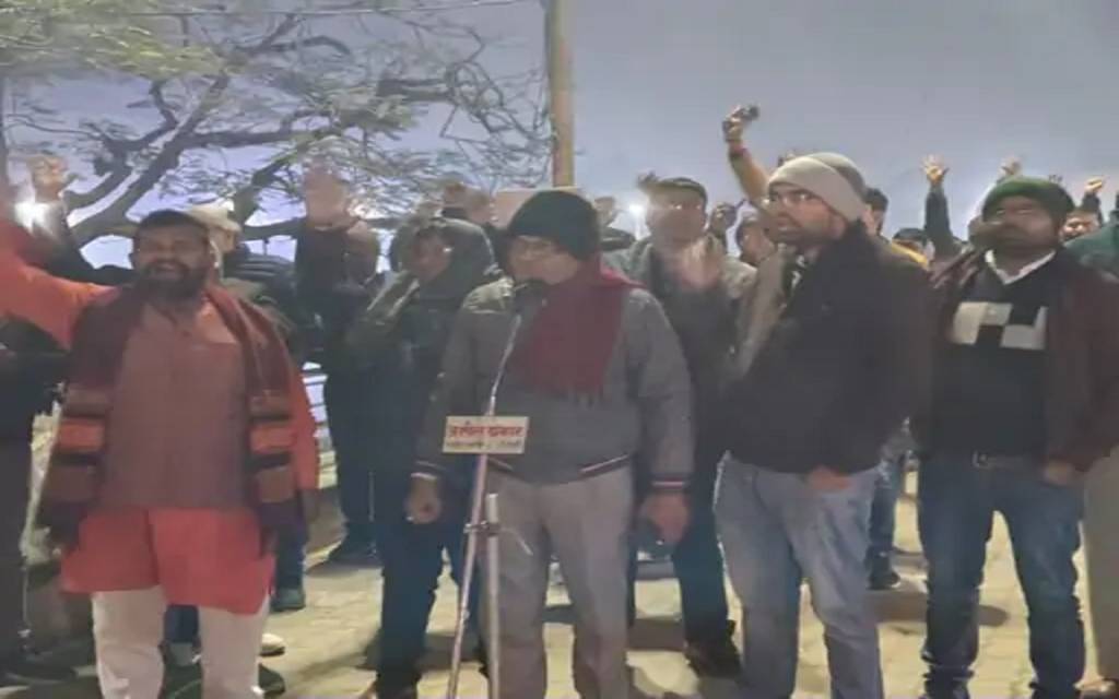 वाराणसी में निजीकरण के विरोध में बिजली विभाग कर्मचारियों ने किया प्रदर्शन,13 को बांधेंगे काली पट्टी
