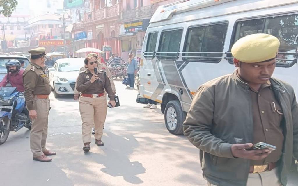वाराणसी पुलिस ने यातायात व्यवस्था को सुचारू रखने के लिए चलाया अभियान, 74 अतिक्रमणकारियों पर FIR, 18 दुकानदार गिरफ्तार