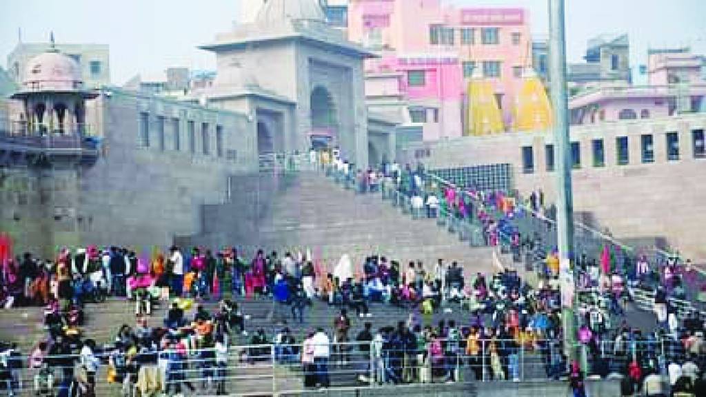 महाकुंभ के श्रद्धालुओं की भीड़ का काशी में पलट प्रवाह