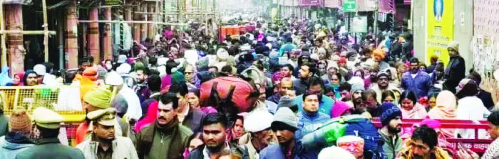 काशी में उमड़ा तीर्थयात्रियों का रेला