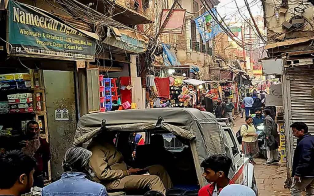 Varanasi: दालमंडी इलाके में पुलिस ने अतिक्रमण हटाओ चलाया अभियान