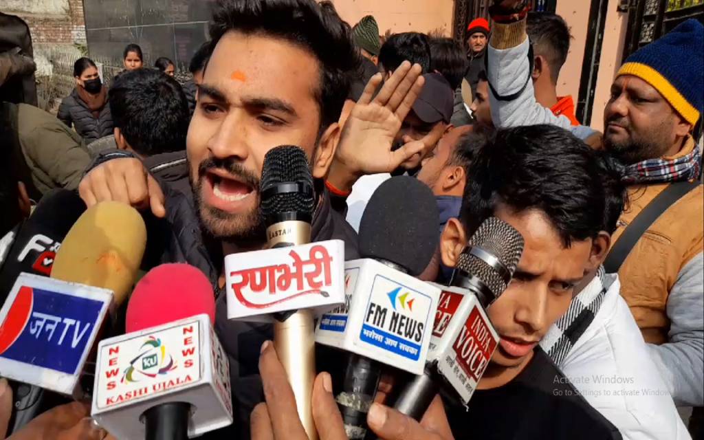 RSS प्रमुख के विरोध में विद्यापीठ के गेट पर NSUI ने लहराए पोस्टर, पुलिस झड़प, कई कार्यकर्ता हिरासत में
