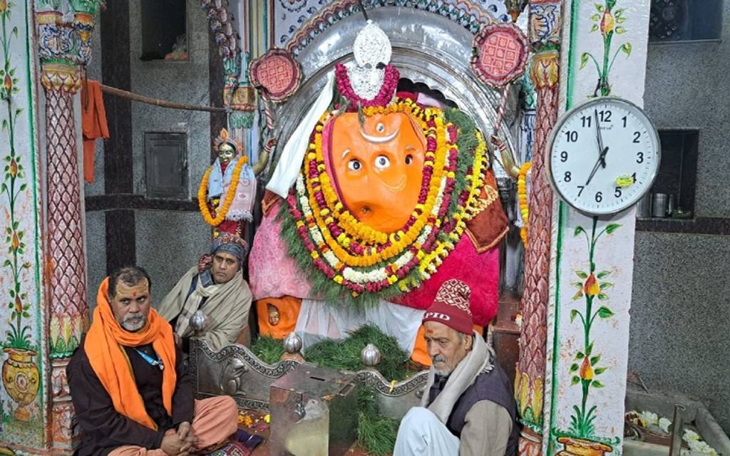 गणेश चतुर्थी पर मंदिरों में विघ्नहर्ता के दर्शन को लगी भक्तों की कतार, संतान की दीर्घायु के लिए माताओं ने रखा व्रत