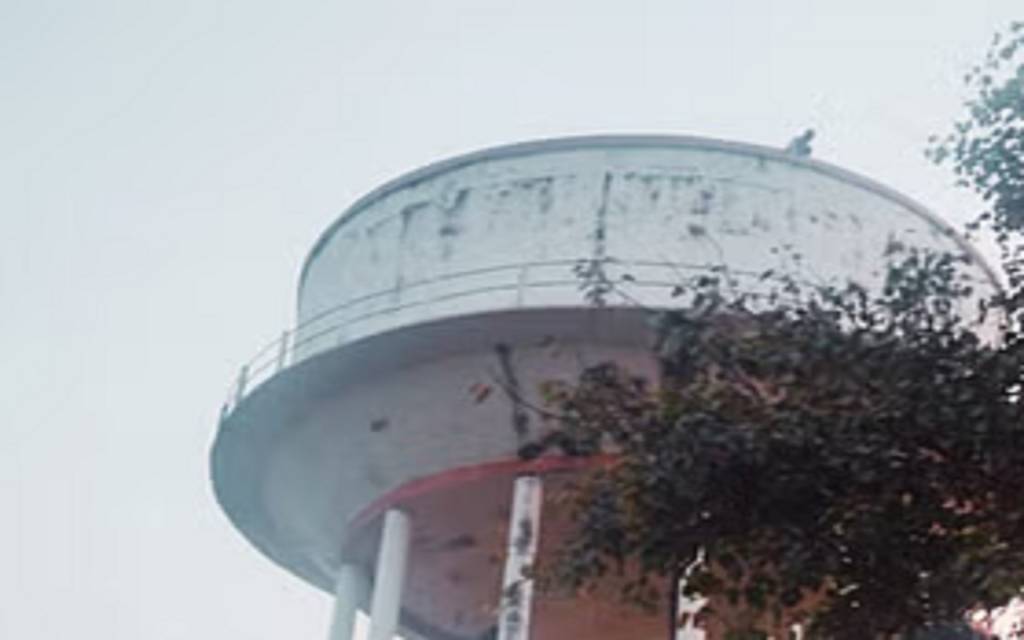 वाराणसी में दो बच्चों की मां से शादी के लिए पानी टंकी पर चढ़ा युवक, जमकर किया हंगामा