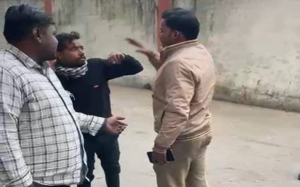 बकरा बेचने जा रहे युवक को चोर समझकर पुलिस ने बीच सड़क पर मारा, विडियो वायरल