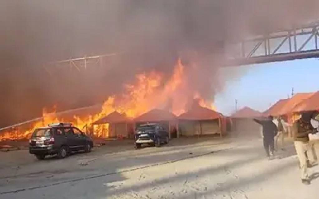 महाकुंभ मेला क्षेत्र में बड़ा हादसा, सिलेंडर फटने से लगी भीषण आग, कहीं बिखरे चूल्हे तो कहीं टूटे दिखे बर्तन तो कहीं जले लाखों के नोट ...