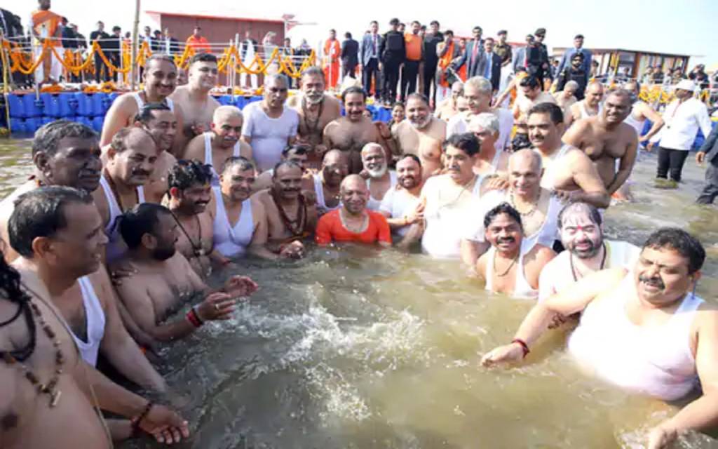 CM Yogi ने 54 मंत्रियों के साथ संगम में लगाई आस्था की डुबकी, मंत्रिपरिषद की बैठक में 7 जिलों का नया धार्मिक सर्किट बनाने का किया ऐलान