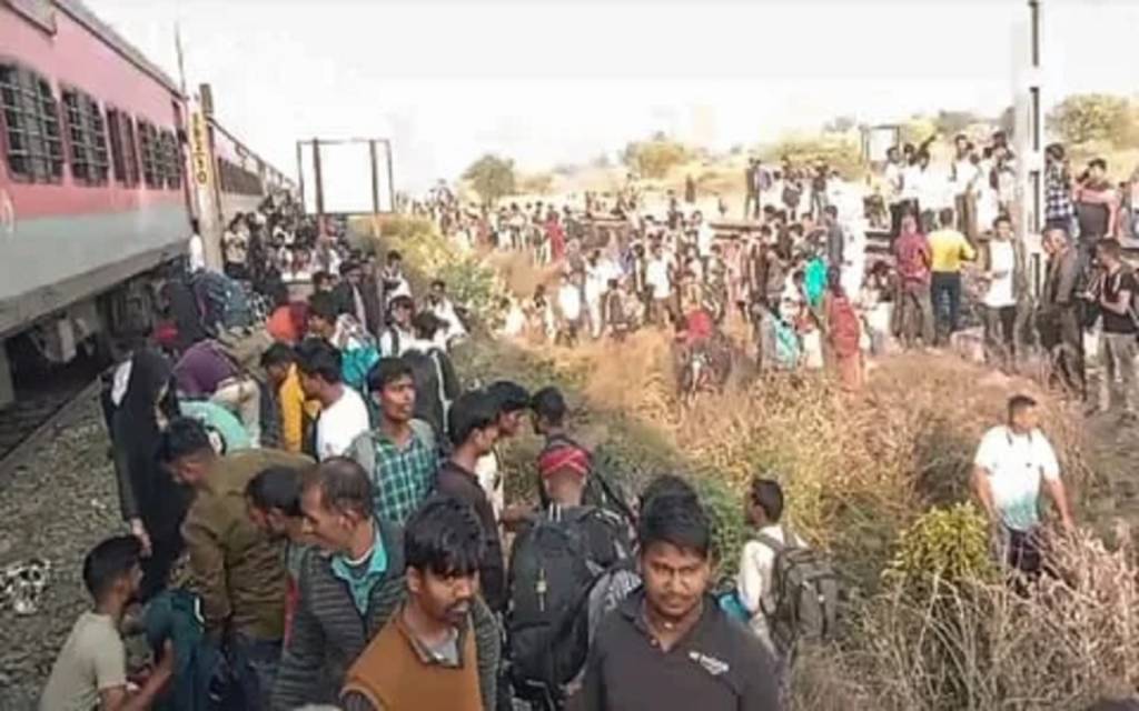 Jalgaon Train Accident: पुष्पक एक्सप्रेस में आग का शोर सुनते ही कूदने लोग, दूसरी पटरी पर आ गई ट्रेन, उड़ गए चीथड़े; 13 लोग मरे