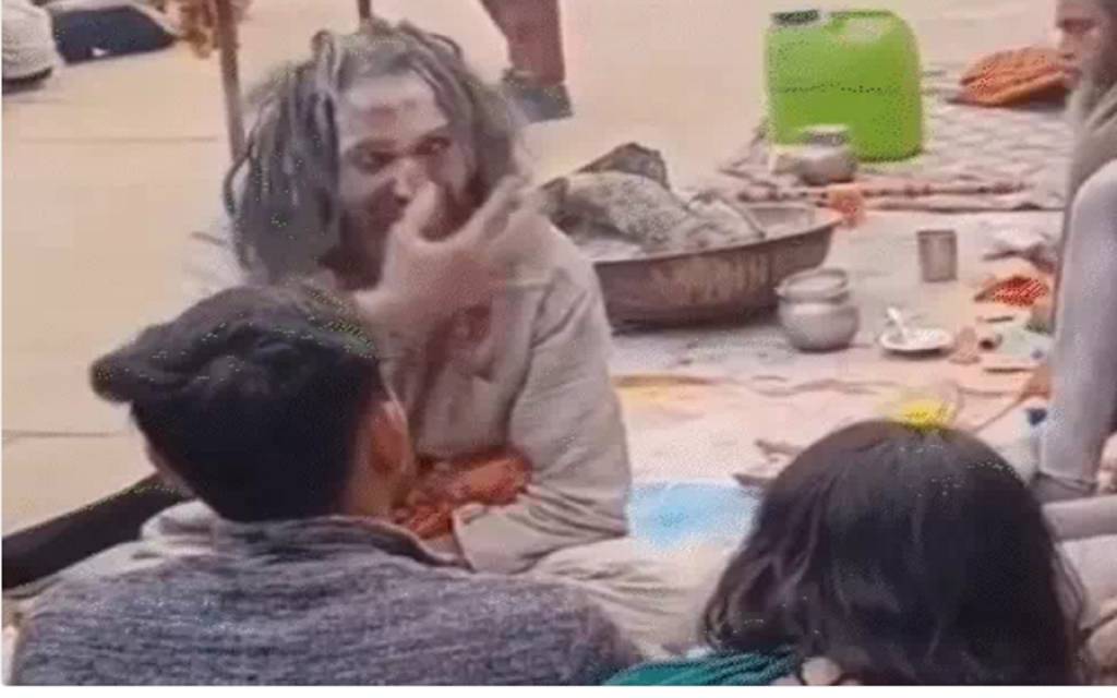 महाकुंभ छोड़ने के बाद काशी के मणिकर्णिका घाट पर भस्म लगाए दिखे IIT बाबा, विदेशी टूरिस्ट को समझा रहे अध्यात्म