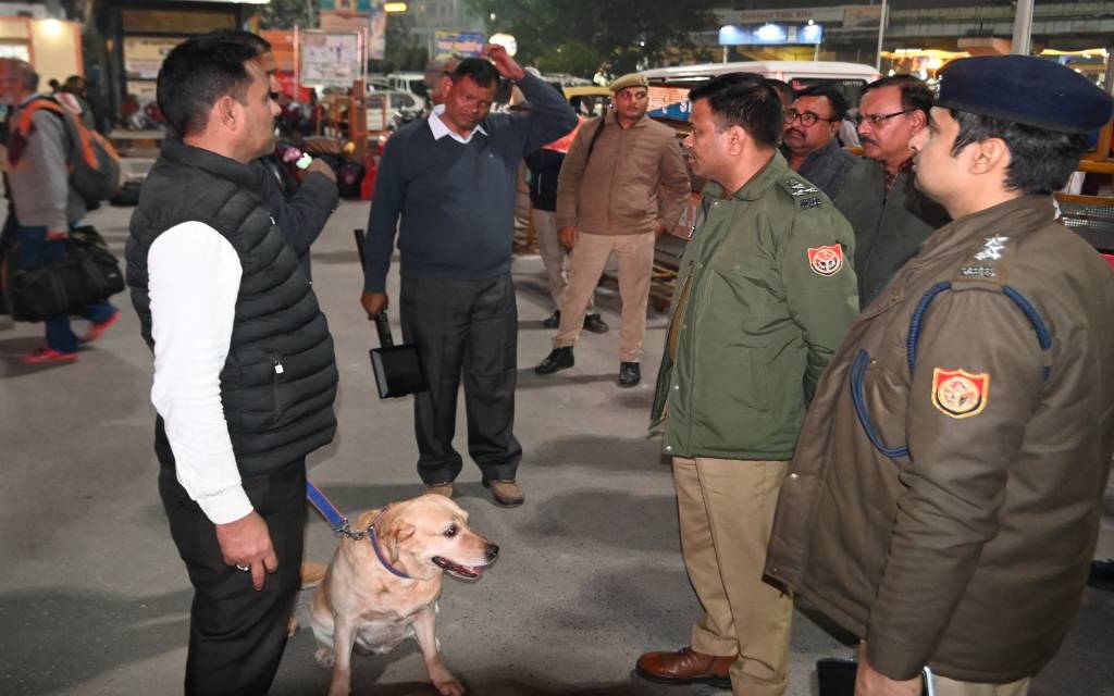 महाकुंभ से स्नान के बाद काशी आने वाले श्रद्धालुओं की सड़कों पर भारी भीड़,शहरी क्षेत्र में वाराणसी में रजिस्टर्ड गाड़ियों को ही अनुमति