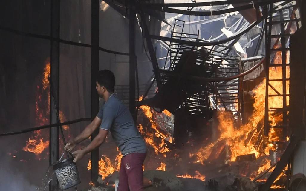 गोरेगांव के फर्नीचर मार्केट में लगी भीषण आग, 50 गोदाम जलकर हुए राख