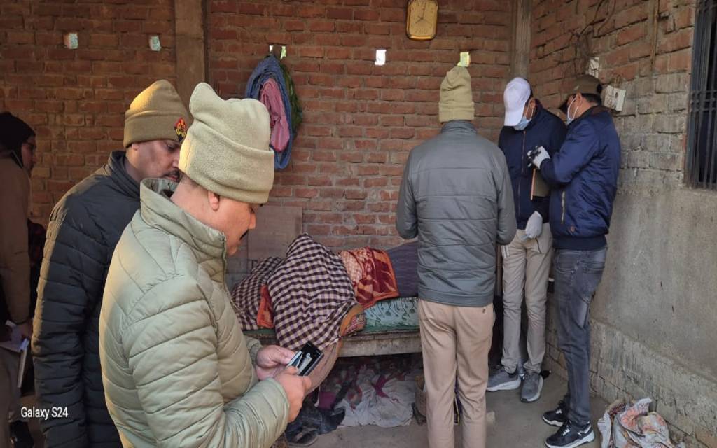 वाराणसी में घर के बाहर सो रहे वृद्ध की सिर कूंचकर हत्या: ससुर को जगाने पहुंची बहू तो खून से लथपथ मिला शव, हमलावरों ने हत्याकर ढक दी रजाई