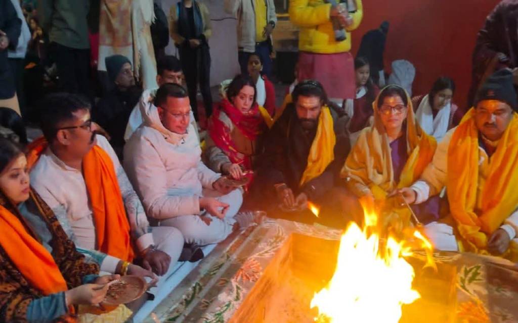 पत्नी के साथ वाराणसी पहुंचे कोरियोग्राफर रेमो डिसूजा, गंगा आरती में हुए शामिल, श्रद्धालुओं के बीच बैठकर किया हवन