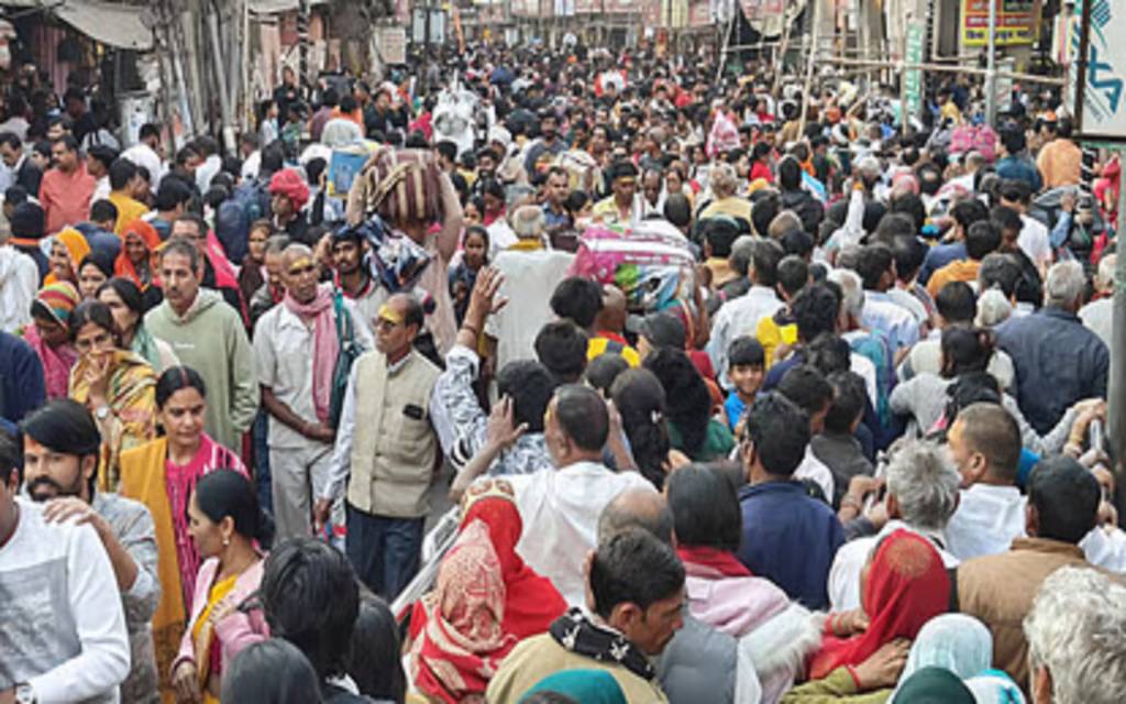काशी में बढ़ने लगी महाकुंभ की भीड़, 11 लाख से ज्यादा भक्तों ने बाबा विश्वनाथ किए दर्शन, डीएम और अपर पुलिस आयुक्त ने विश्वनाथ धाम व घाटों का लिया जायजा