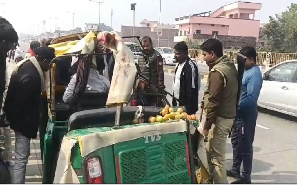 हाईवे पर वैन की टक्कर से बेकाबू ऑटो खड़े ट्रेलर में घुसा, उड़े परखच्चे; दो की मौत