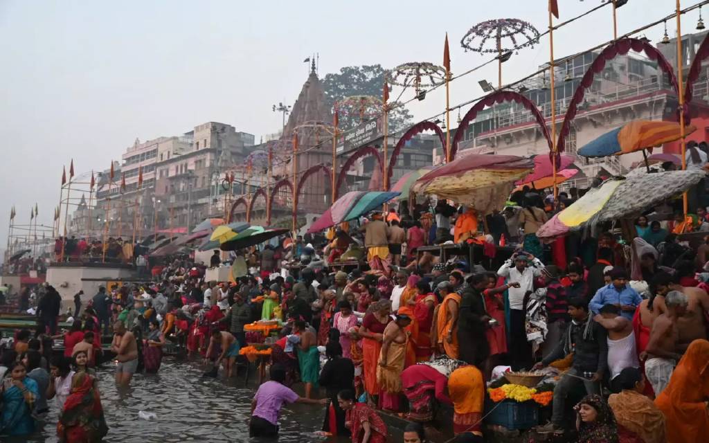 Mauni Amavasya 2025: काशी के गंगा घाटों पर लाखों श्रद्धालुओं ने लगाई पुण्य की डुबकी, प्रशासन हाईअलर्ट