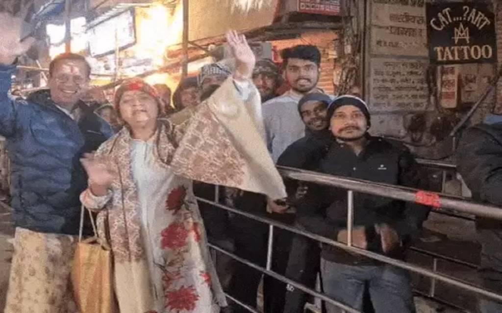 वाराणसी में सड़कों से लेकर गलियों तक सब फुल... आज मौनी अमावस्या पर 15 लाख से अधिक श्रद्धालु पहुंचे
