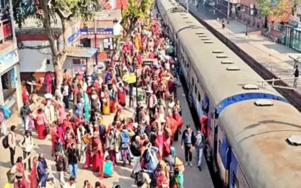 महाकुंभ में भगदड़ के बाद 21 ट्रेनें निरस्त, वाराणसी में 5 लाख यात्री फंसे