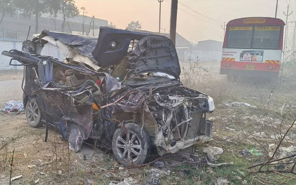 महाकुंभ से स्नानकर लौट रहे श्रद्धालुओं की बस की टक्कर से कार के उड़े परखच्चे, तीन की मौत, तीन घायल