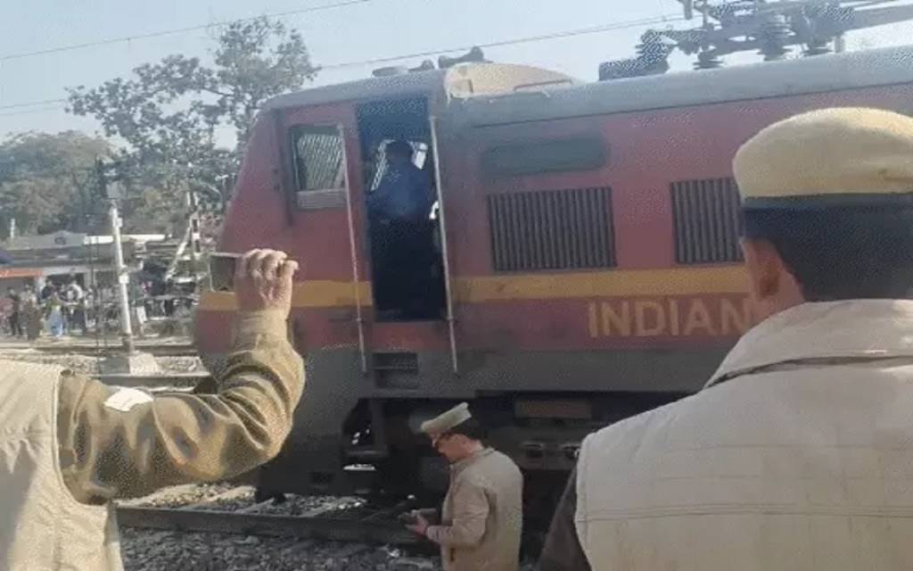 महाकुंभ में चलने वाली स्पेशल ट्रेन को स्टेशन पर छोड़कर भागा लोको पॉयलट, फोन कर स्टेशन मास्टर से कहा-16 घंटे से ट्रेन चला रहा; थक गया हूं, अब नहीं चल पाएगी ट्रेन...