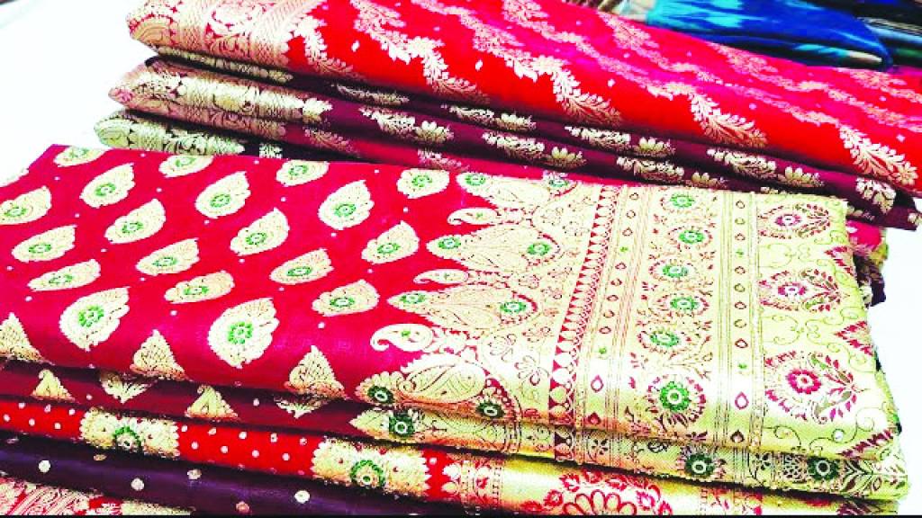पैसों की लालच में बनारसी साड़ी की साख पर लगा रहे बट्टा