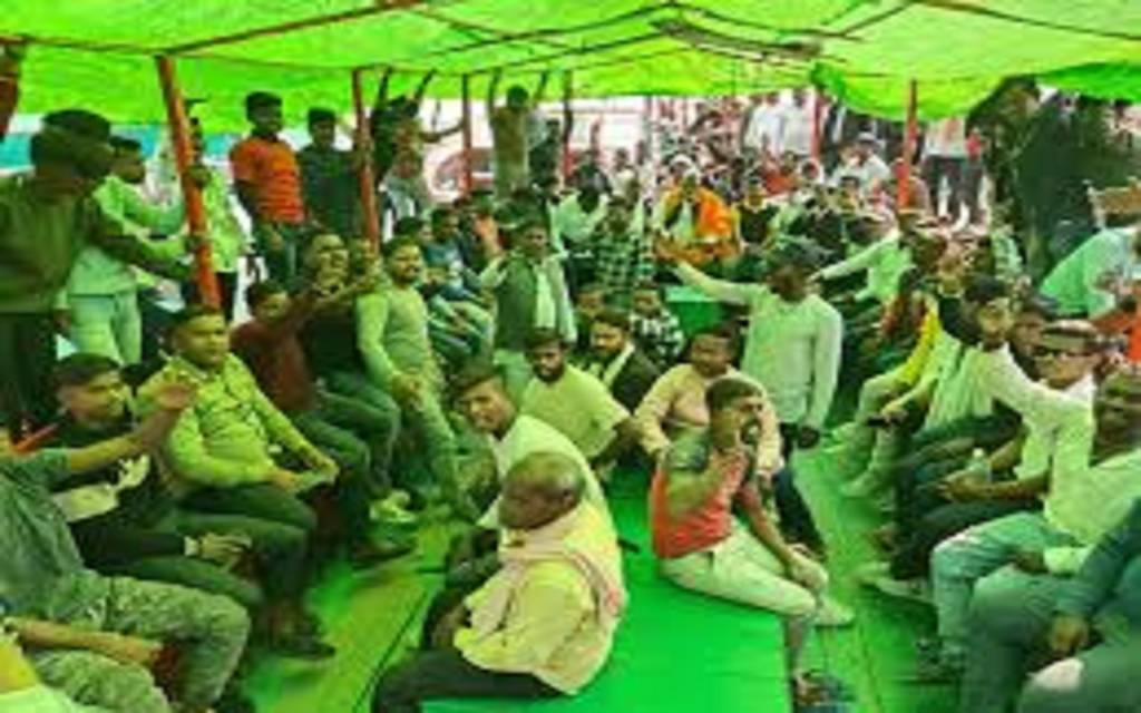 गंगा में आज नौका संचालन पूरी तरह बंद, निराश होकर लौट रहे श्रद्धालु , प्रशासन के खिलाफ लामबंद हुए नाविक