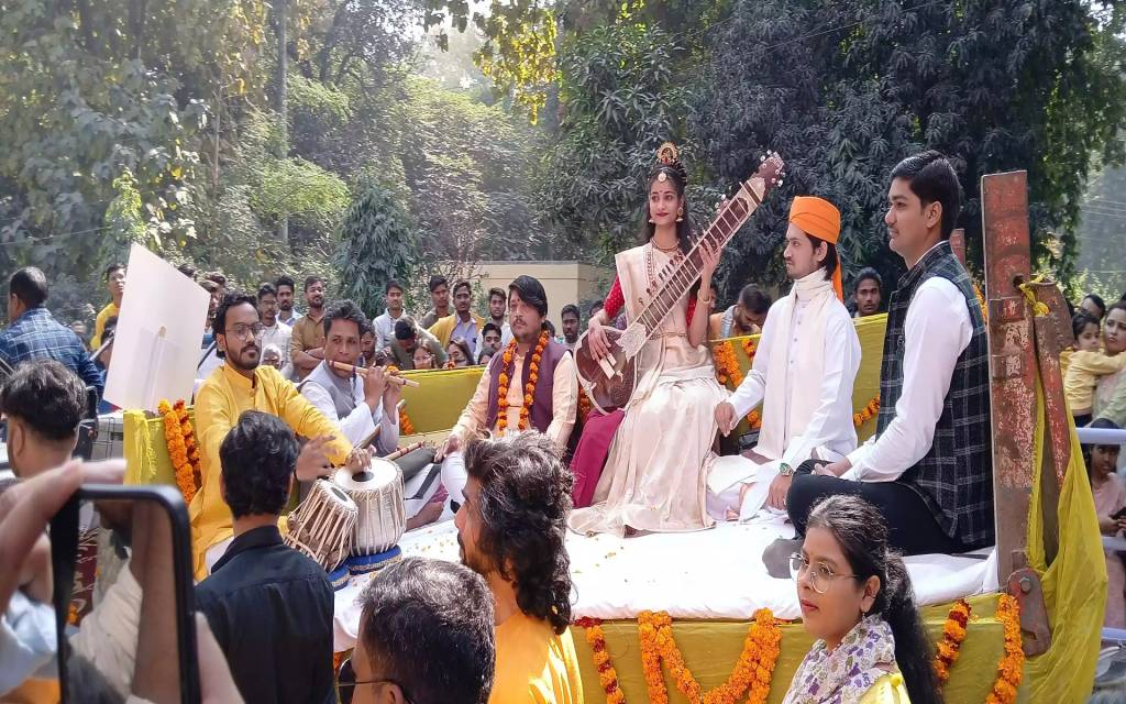 काशी हिंदू विश्वविद्यालय के 109 वें स्थापना पर महाकुंभ की थीम पर निकली झांकियां, भोजपुरी के गाने पर जमकर थिरके स्टूडेंट्स